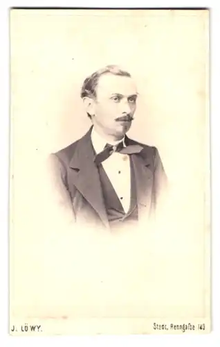 Fotografie J. Löwy, Wien, Stadt. Renngasse 140, Portrait Johann Zeidler im Anzug mit Moustache