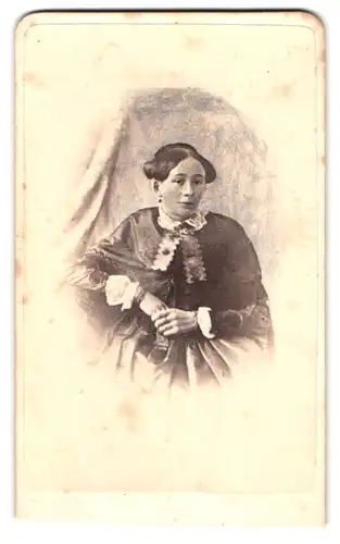 Fotografie A. Schrauber, Warnsdorf, Portrait Emilie Lieber im Kleid mit Spitzenkragen