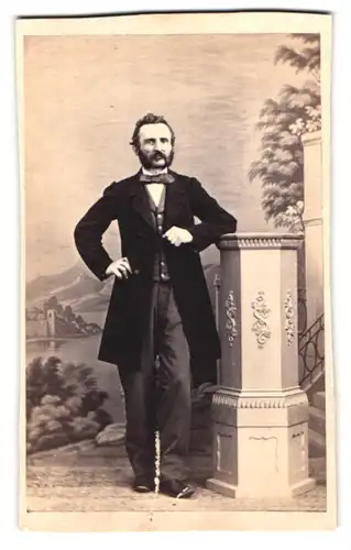 Fotografie unbekannter Fotograf und Ort, Portrait Herr im Anzug mit Fliege und Franz Josef Bart
