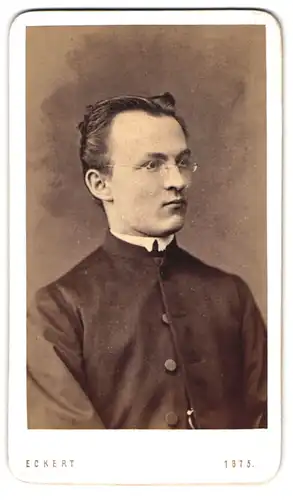 Fotografie H. Eckert, Hamburg, Portrait junger Pfarrer im Talar mit Brille