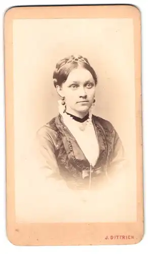 Fotografie J. Dittrich, Kuttenberg, Grünmarkt 255, Portrait Dame im Biedermeierkleid mit Ohrringen und Halsband