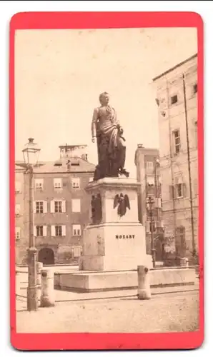 Fotografie unbekannter Fotograf, Ansicht Salzburg, Blick auf ds Mozart Denkmal auf dem Mozartplatz