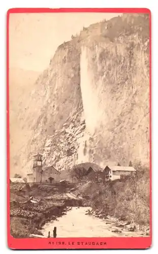 Fotografie unbekannter Fotograf, Ansicht Lauterbrunnen, Blick auf den Staubbachfall mit Kirche