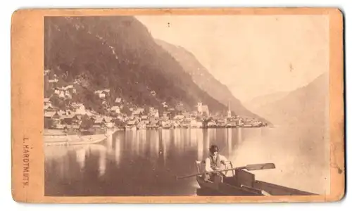 Fotografie Ludwig Hardtmuth, Salzburg, Ansicht Hallstatt, Ruderboot auf der Lahn mit Blick auf den Ort