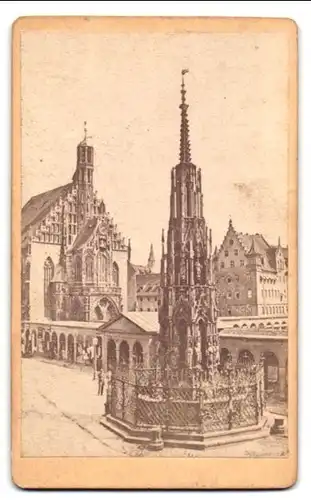 Fotografie Ferd. Schmidt jun., Nürnberg, Ansicht Nürnberg, Partie am schönen Brunnen mit Blick zur Kirche