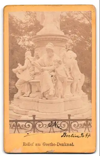Fotografie unbekannter Fotograf, Ansicht Berlin, Relief des Goethe-Denkmals