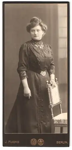 Fotografie J. Fuchs, Berlin-Schöneberg, Friedrichstrasse 108, Portrait junge Dame im Kleid mit Hochsteckfrisur