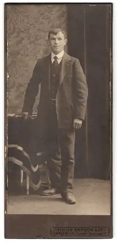 Fotografie Samson & Co., Karlsruhe, Kaiser-Passage 7, Portrait junger Herr im Anzug mit Krawatte