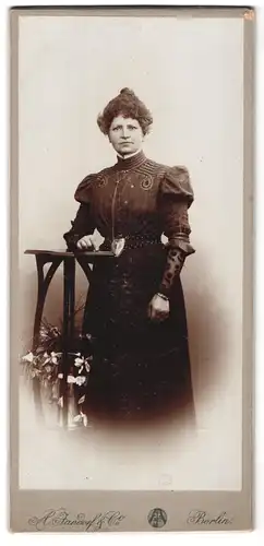 Fotografie A. Jandorf & Co., Berlin, Portrait junge Dame in hübscher Bluse und Rock