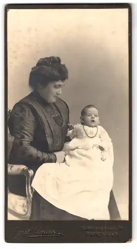 Fotografie Emil Clausen, Kobenhavn, Frederiksberggade 34, Portrait bürgerliche Dame mit Baby auf dem Schoss