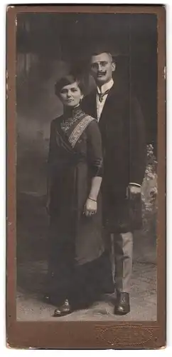 Fotografie F. Pleier, Kötzting, Portrait junges Paar in zeitgenössischer Kleidung