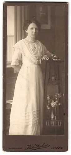Fotografie Karl Pinkau, Leipzig, Tauchaerstrasse 9, Portrait junge Dame im weissen Kleid
