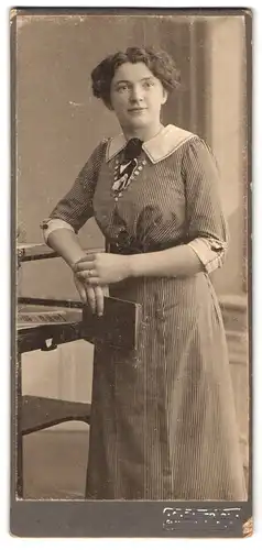 Fotografie Alwin Dietrich, Glauchau, Leipziger-Strasse, Waldenburg i /S., Portrait junge Dame im modischen Kleid