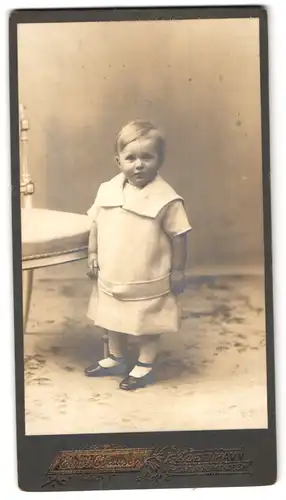 Fotografie Emil Clausen, Kobenhavn, Frederiksberggade 34, Portrait kleines Mädchen im modischen Kleid