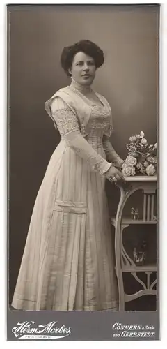 Fotografie Herm. Moebes, Könnern a. Saale, Portrait junge Dame im modischen Kleid