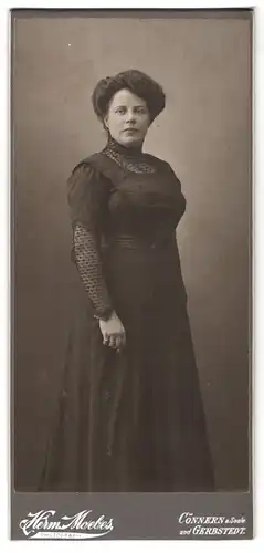 Fotografie Herm. Moebes, Könnern a. Saale, Portrait junge Dame im hübschen Kleid