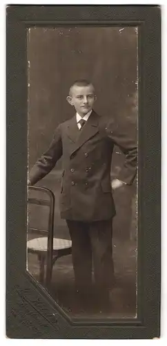 Fotografie M. Ketzler, Innsbruck, Landhausstrassee 1, Portrait junger Mann im Anzug mit Krawatte