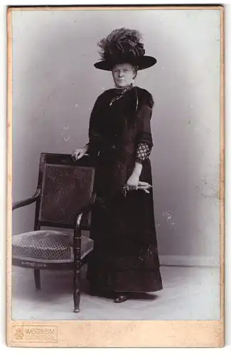 Fotografie Wertheim, Berlin, Leipzigerstrasse, Portrait ältere Dame im Kleid mit Hut und Pelz