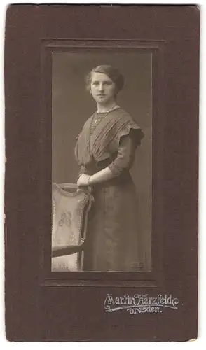 Fotografie Martin Herzfeld, Dresden, Pragerstrasse 7, Portrait junge dame im Kleid