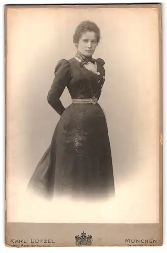 Fotografie Karl Lützel, München, Dachauerstrsasse 19-21, Portrait junge Dame im hübschen Kleid