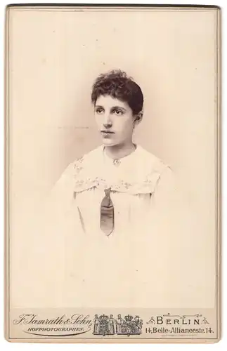 Fotografie F. Jamrath & Sohn, Berlin-SW, 14, Belle-Alliance-Strasse, 14, Portrait junge Dame mit zurückgebundenem Haar