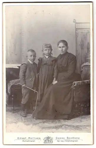 Fotografie Ernst Matthes & Georg Schönau, Nürnberg, Königstrasse 3, Portrait bürgerliche Damen mit zwei Kindern