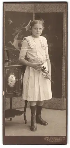 Fotografie Adolph Richter, Leipzig-Lindenau, Merseburgerstrasse 61, Portrait junges Mädchen im modischen Kleid