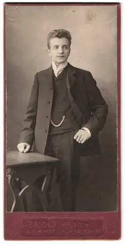 Fotografie Brüder Hahn, Chemnitz, Königstrasse 21, Portrait junger Herr im Anzug mit Krawatte