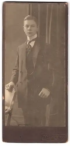 Fotografie H. Leske, Berlin-Spandau, Schönwalderstrasse 2, Portrait junger Herr im Anzug mit Krawatte