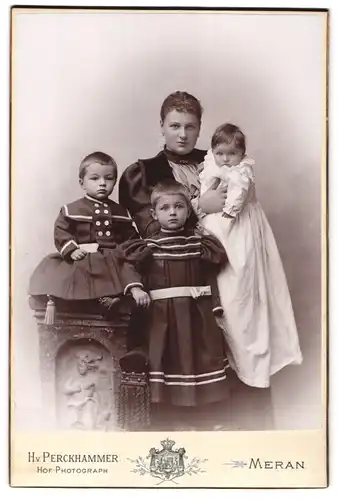 Fotografie H. v. Perckhammer, Meran, Stefanie Promenade, Mutter mit ihren drei Kindern im Portrait