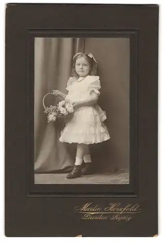 Fotografie Martin Herzfeld, Dresden, Pragerstrasse 7, Portrait kleines Mädchen im weissen kleid mit Blumenkorb