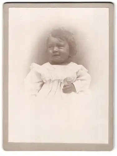 Fotografie unbekannter Fotograf und Ort, Portrait kleines Mädchen im weissen Kleid