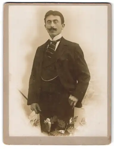 Fotografie unbekannter Fotograf und Ort, Portrait elegant gekleideter Herr mit Moustache