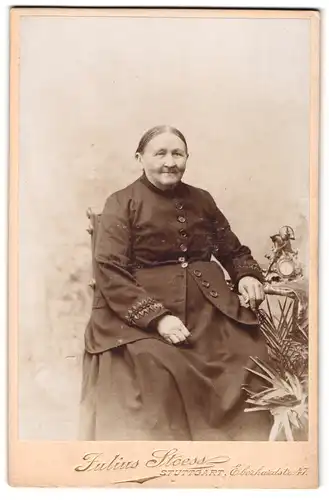 Fotografie Julius Stoess, Stuttgart, Eberhardstrasse 47, Portrait ältere Dame in zeitgenössischer Kleidung