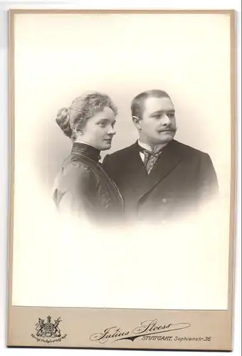 Fotografie Julius Stoess, Stuttgart, Sopheienstrasse 36, Portrait junges Paar in eleganter Kleidung