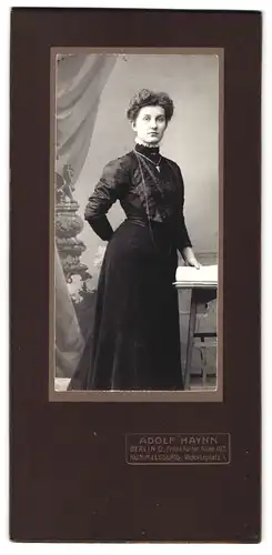 Fotografie Adolf Haynn, Berlin-O., Frankfurter Allee 197, Portrait elegante Dame mit Zeitung