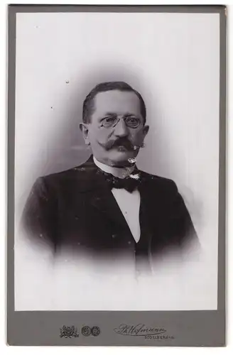 Fotografie Ph. Hofmann, Stollberg i /S., Portrait eleganter Herr mit Zwicker und Schnauzbart