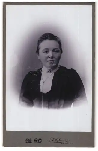 Fotografie Ph. Hofmann, Stollberg i /S., Portrait junge Dame mit zurückgebundenem Haar