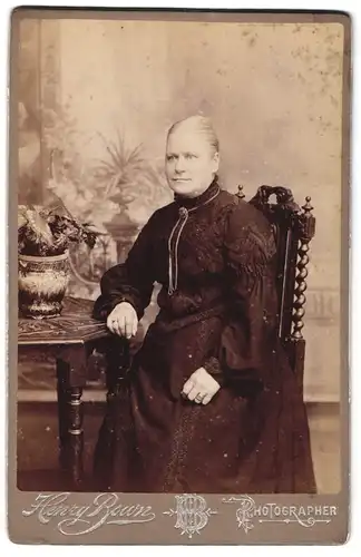 Fotografie Henry Bouwn, Ort unbekannt, Portrait ältere Dame in hübscher Kleidung