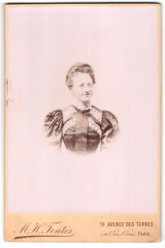 Fotografie M. H. Fontès, Paris, 19, Aveneu des Ternes, Portrait junge Dame im Kleid mit Spitzenkragen