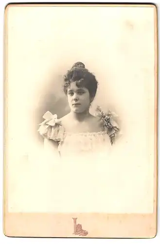 Fotografie Photgraphie des Grands Magasins du Louvre, Paris, Portrait junge Dame mit Hochsteckfrisur