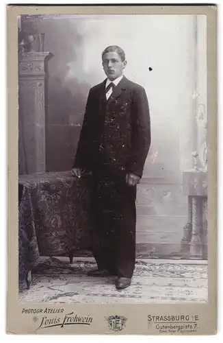 Fotografie Louis Frohwein, Strassburg i /E., Gutenbergplatz 7, Portrait junger Herr im Anzug mit Fliege