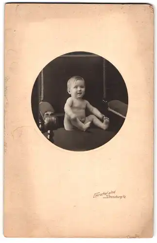 Fotografie Gerschel aîné, Strassburg i /E., Portrait sitzendes nackiges Kleinkind