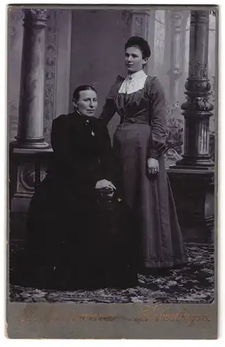 Fotografie A. Lauterwasser, Überlingen, Portrait zwei Damen in zeitgenössischen Kleidern