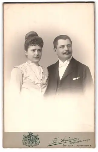 Fotografie Th. Andersen, Stuttgart, Charlottenstrasse 8, Portrait junges Paar in eleganter Kleidung