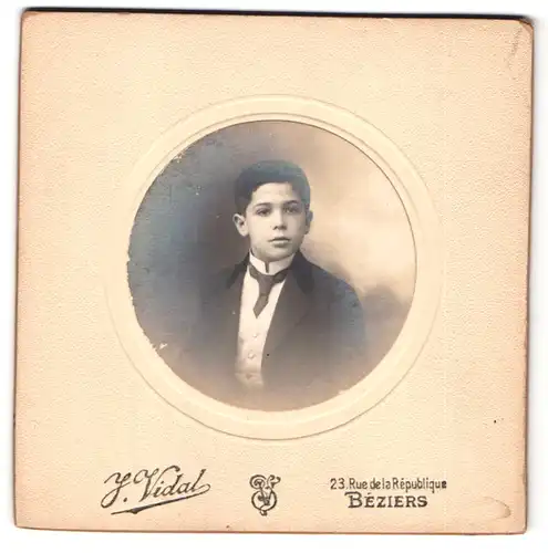 Fotografie J. Vidal, Béziers, 23, Rue de la République, Brustortrait halbwüchsiger Knabe im Anzug mit Krawatte