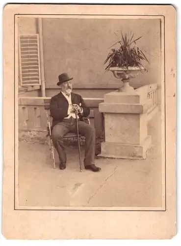 Fotografie unbekannter Fotograf und Ort, Portrait älterer Herr in Anzugjacke mit Zigarre
