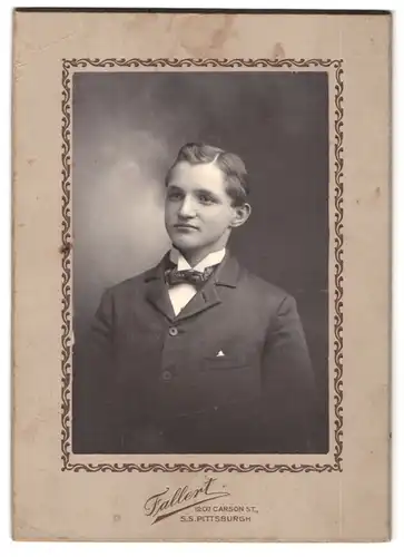 Fotografie Fallert, Pittsburgh, Pennsylvania, 1207, Carson St., Portrait junger Herr im Anzug mit Fliege