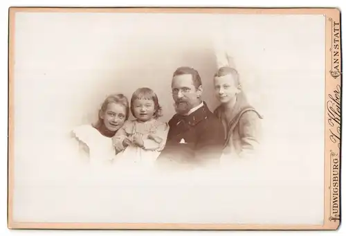 Fotografie J. Kleiber, Cannstatt, Ecke Königs- und Eisenbahnstrasse, Portrait bürgerlicher Herr mit drei Kindern