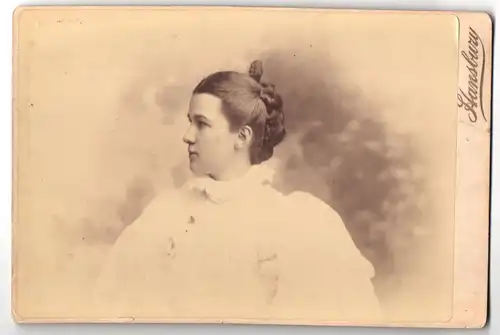 Fotografie H. B. Hansbury, Philadelphia, Pennsylvania, 914 Chestnut Street, Portrait junge Dame mit Hochsteckfrisur